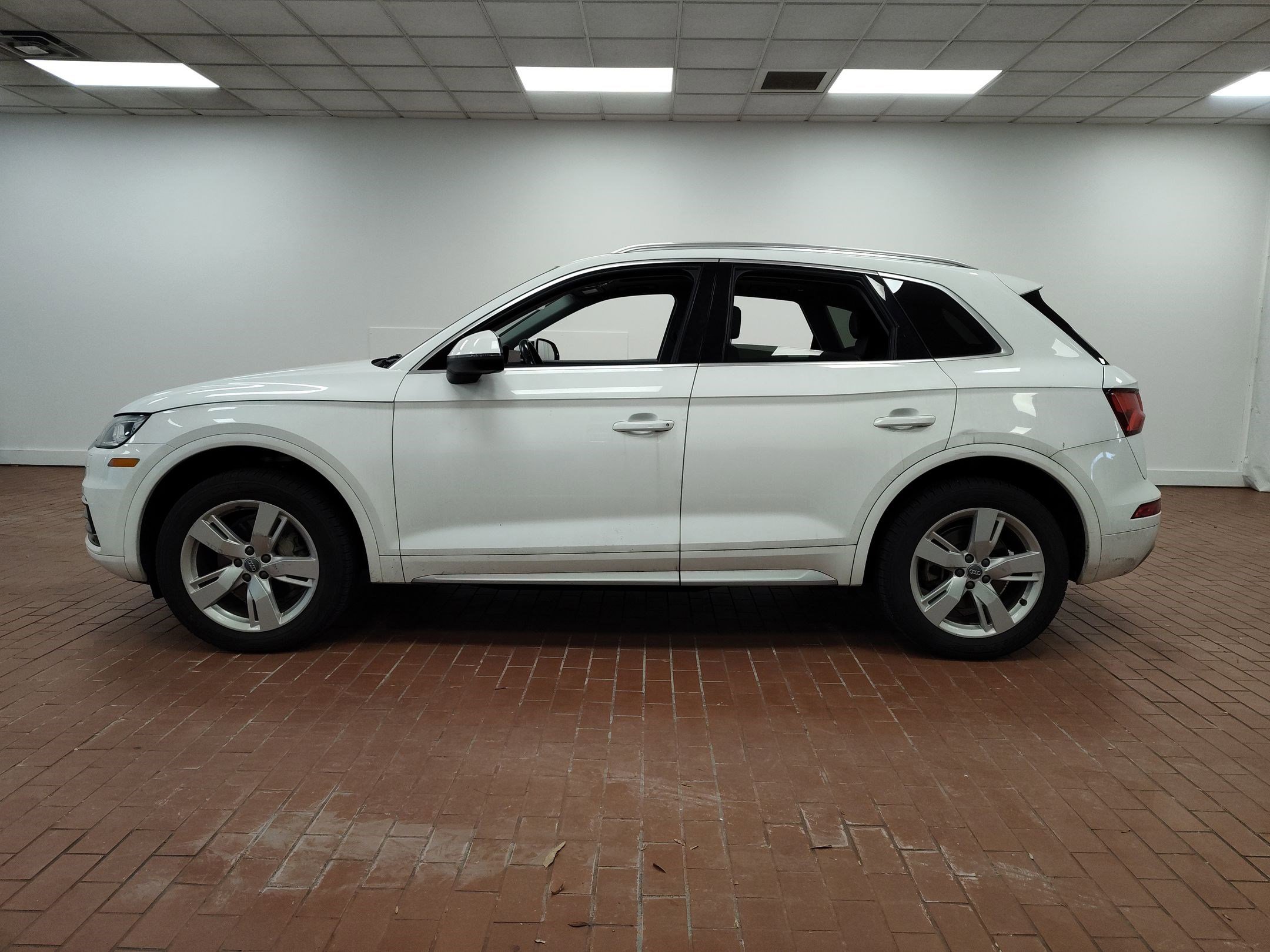 Used 2018 Audi Q5 2.0T Premium Plus w/ Premium Plus Package image 2