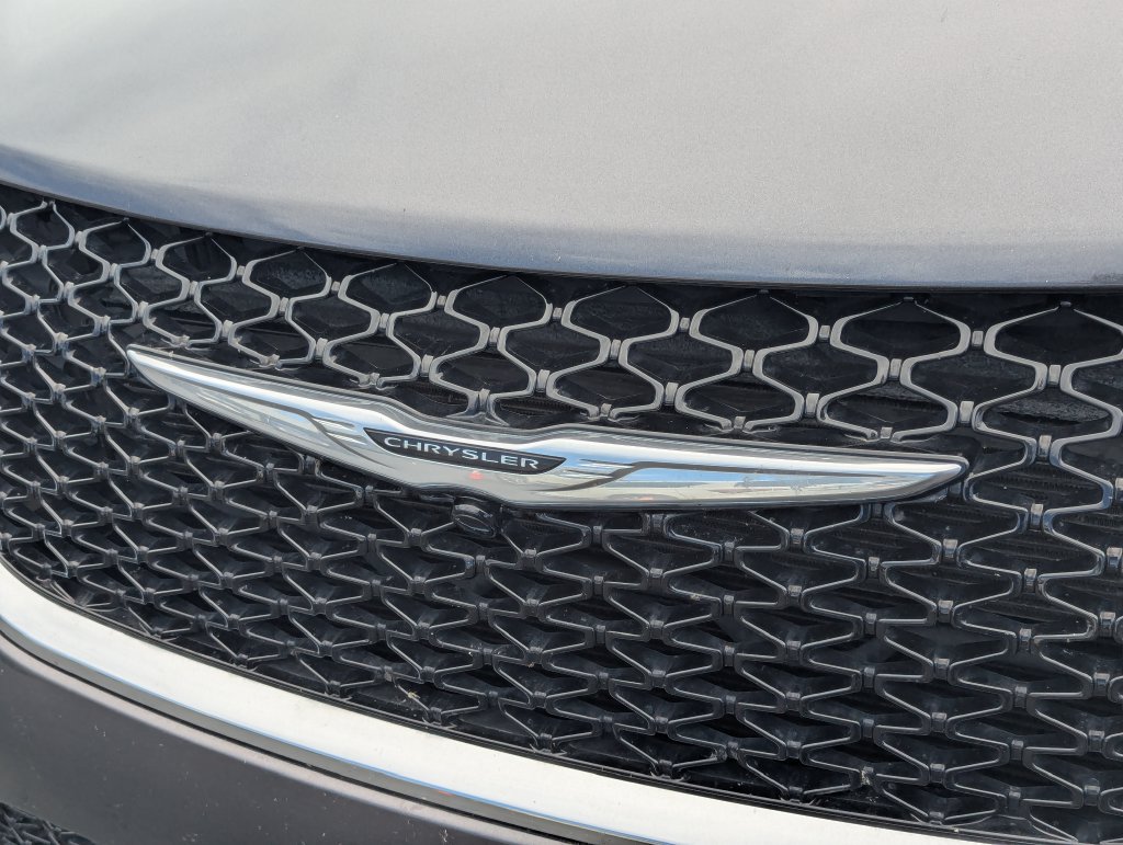 Used 2023 Chrysler Pacifica Touring-L FWD image 11