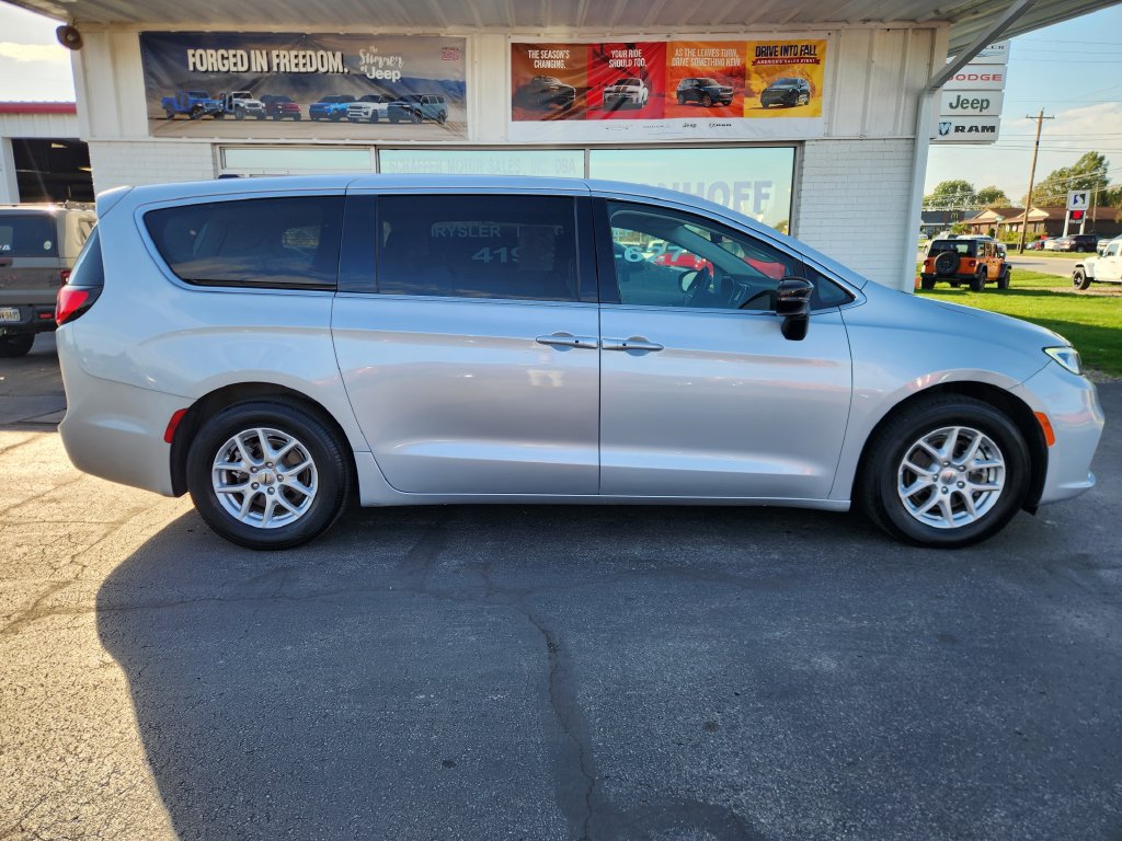 Used 2024 Chrysler Pacifica Touring-L FWD image 2
