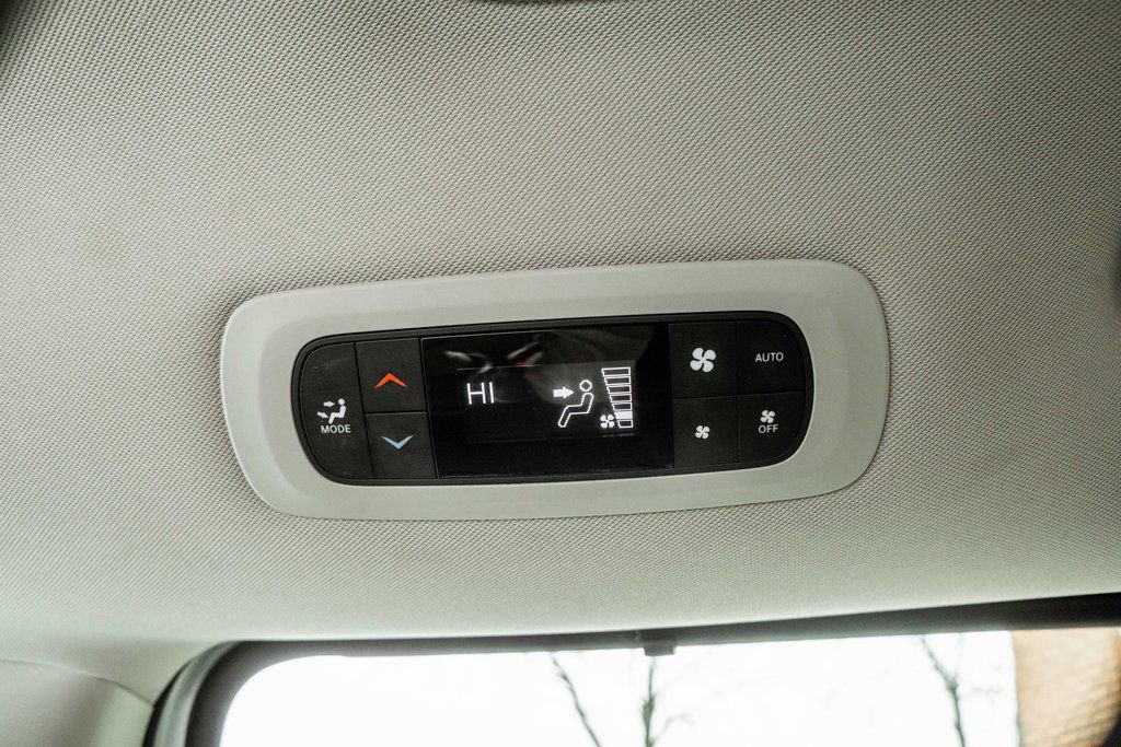 Used 2023 Chrysler Pacifica Touring-L FWD image 34