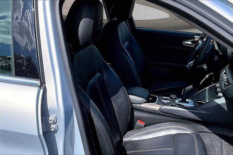 Used 2021 Alfa Romeo Giulia Ti RWD image 6