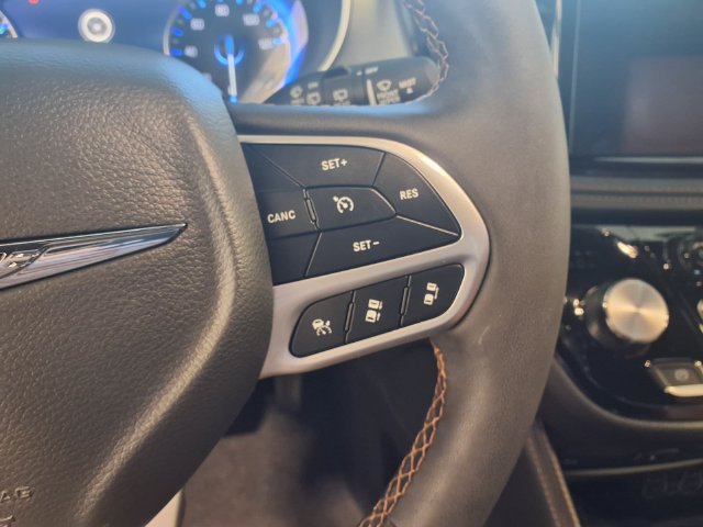 Used 2025 Chrysler Pacifica Pinnacle AWD/4WD image 13