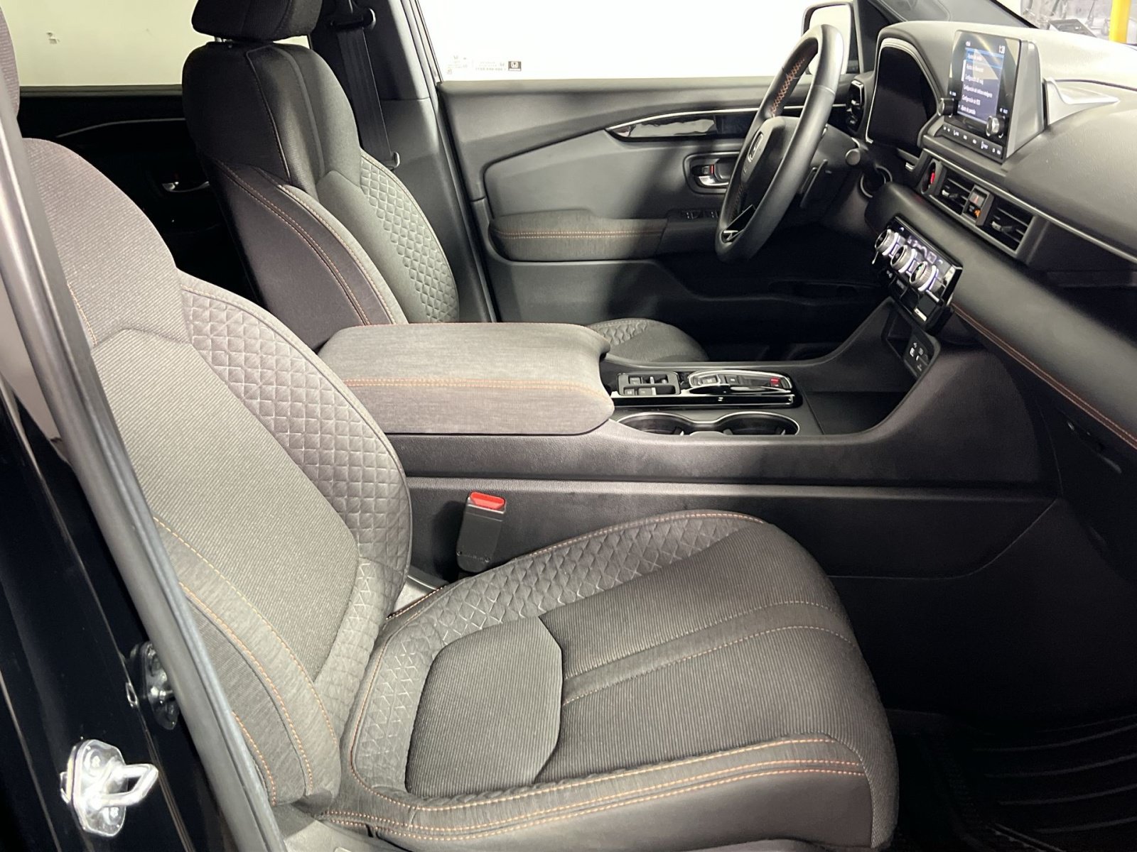 Used 2025 Honda Pilot Sport image 29