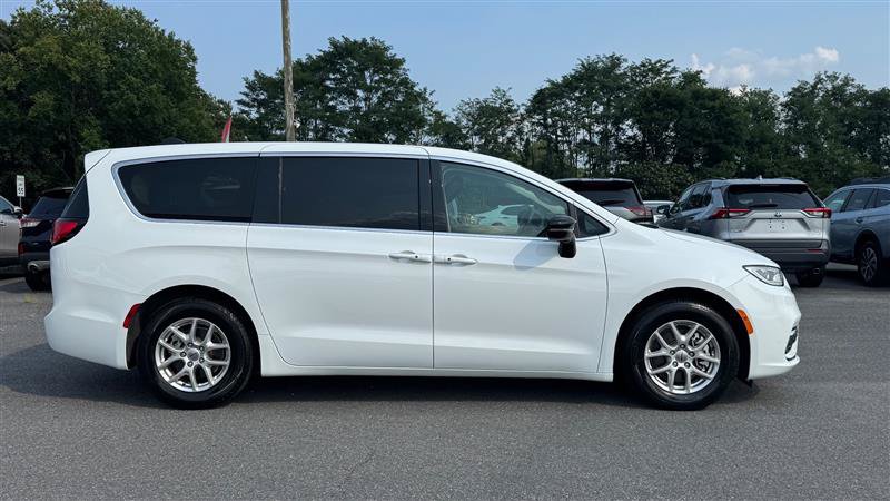 Used 2024 Chrysler Pacifica Touring-L FWD image 4