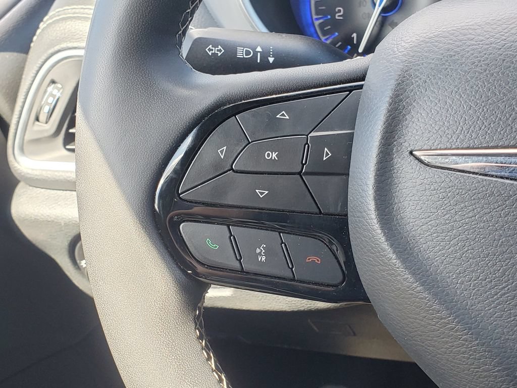 Used 2025 Chrysler Pacifica Limited FWD image 11