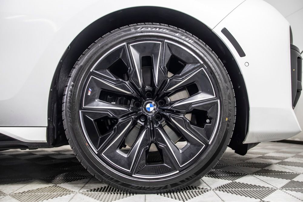 Used 2025 BMW 740i w/ Premium Package RWD image 43
