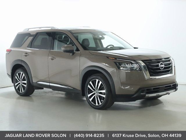 Used 2024 Nissan Pathfinder Platinum image 11