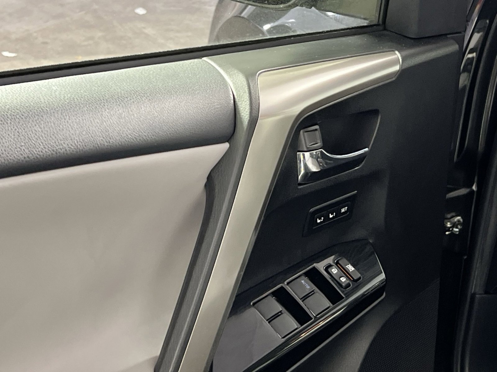 Used 2018 Toyota RAV4 Limited image 15