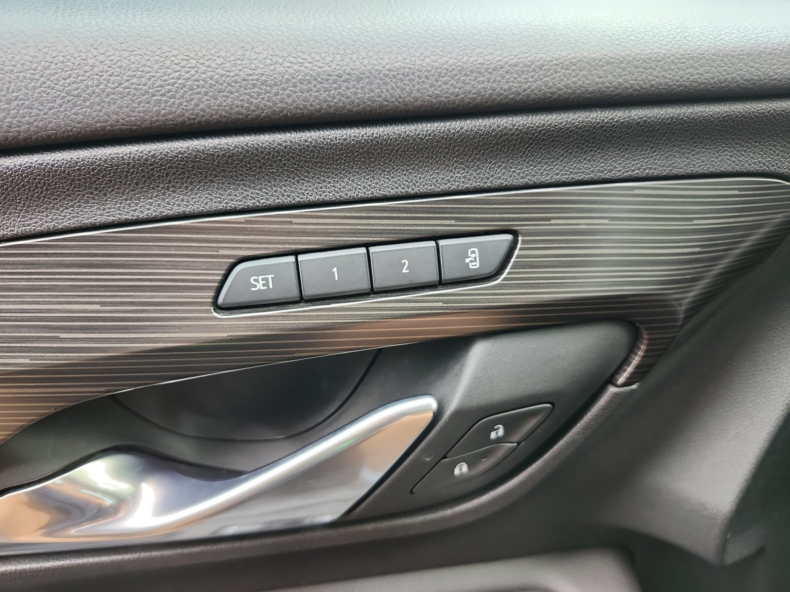 Used 2022 GMC Terrain SLT w/ Infotainment Package II AWD/4WD image 16