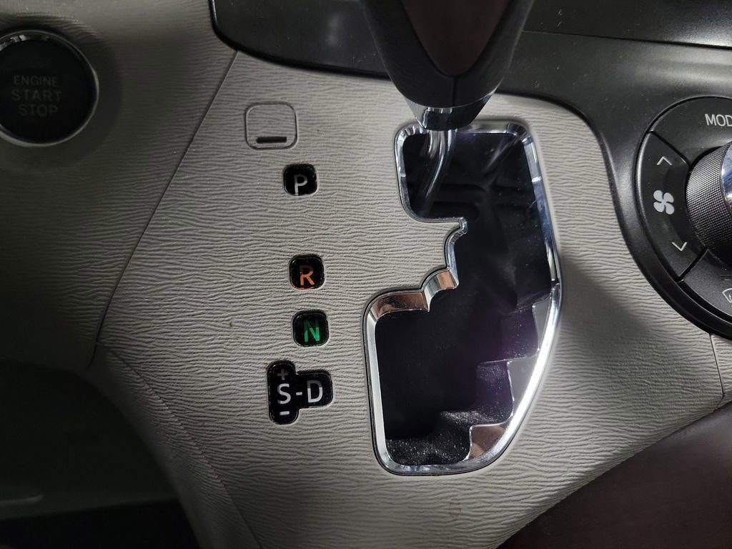 Used 2014 Toyota Sienna XLE image 17