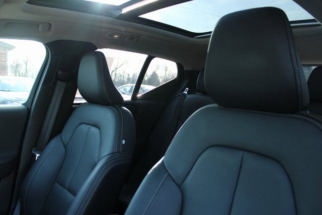 Used 2025 Volvo XC40 B5 Plus image 15