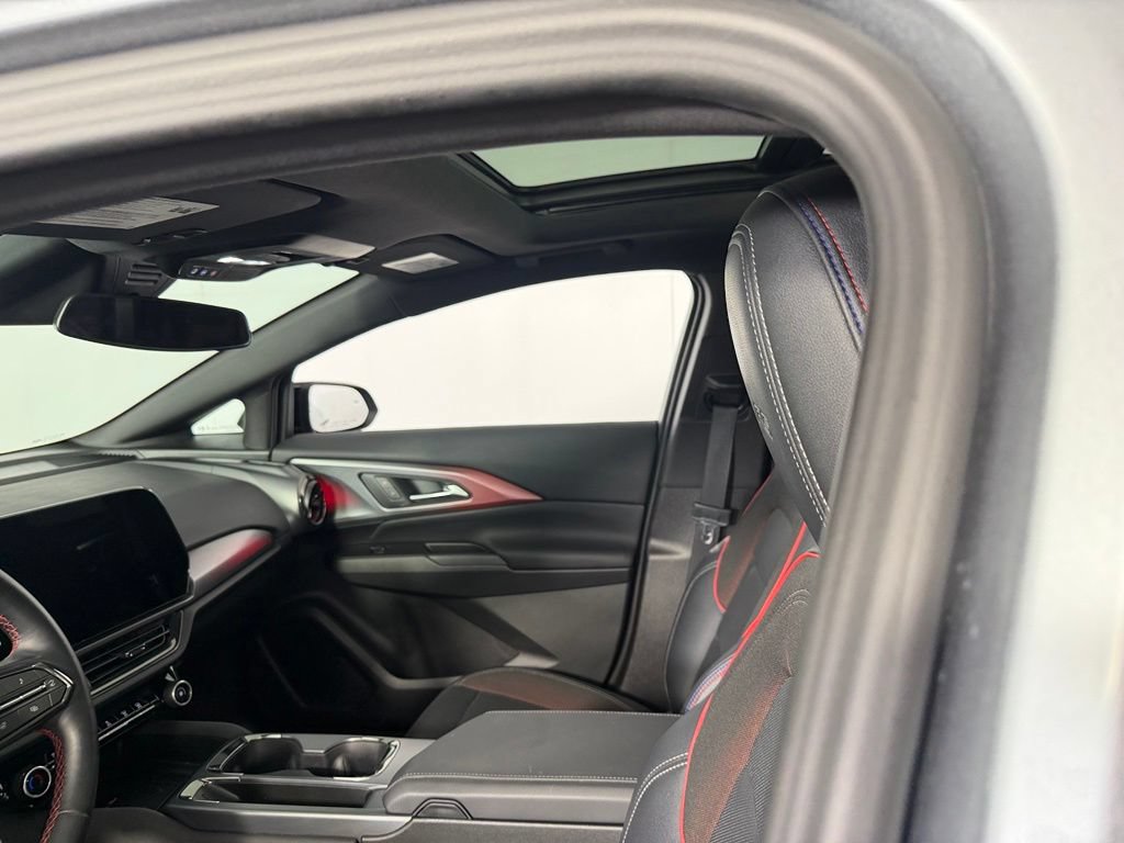 Used 2025 Chevrolet Equinox EV RS FWD image 26