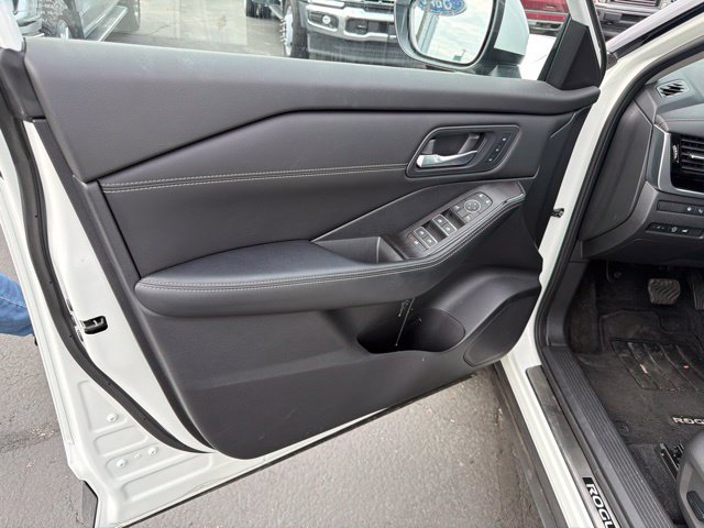 Used 2025 Nissan Rogue SL w/ SL Premium Package AWD/4WD image 16