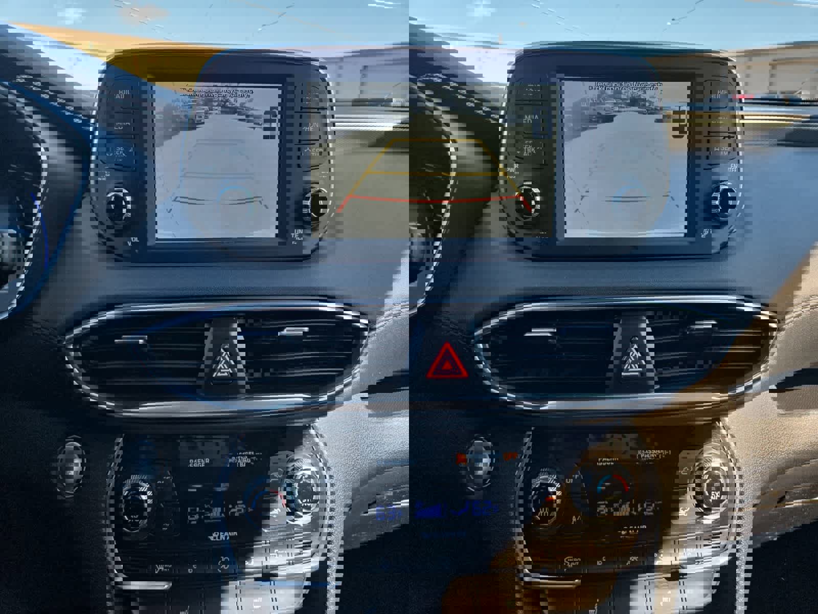 Used 2020 Hyundai Santa Fe SEL w/ Convenience Package image 17