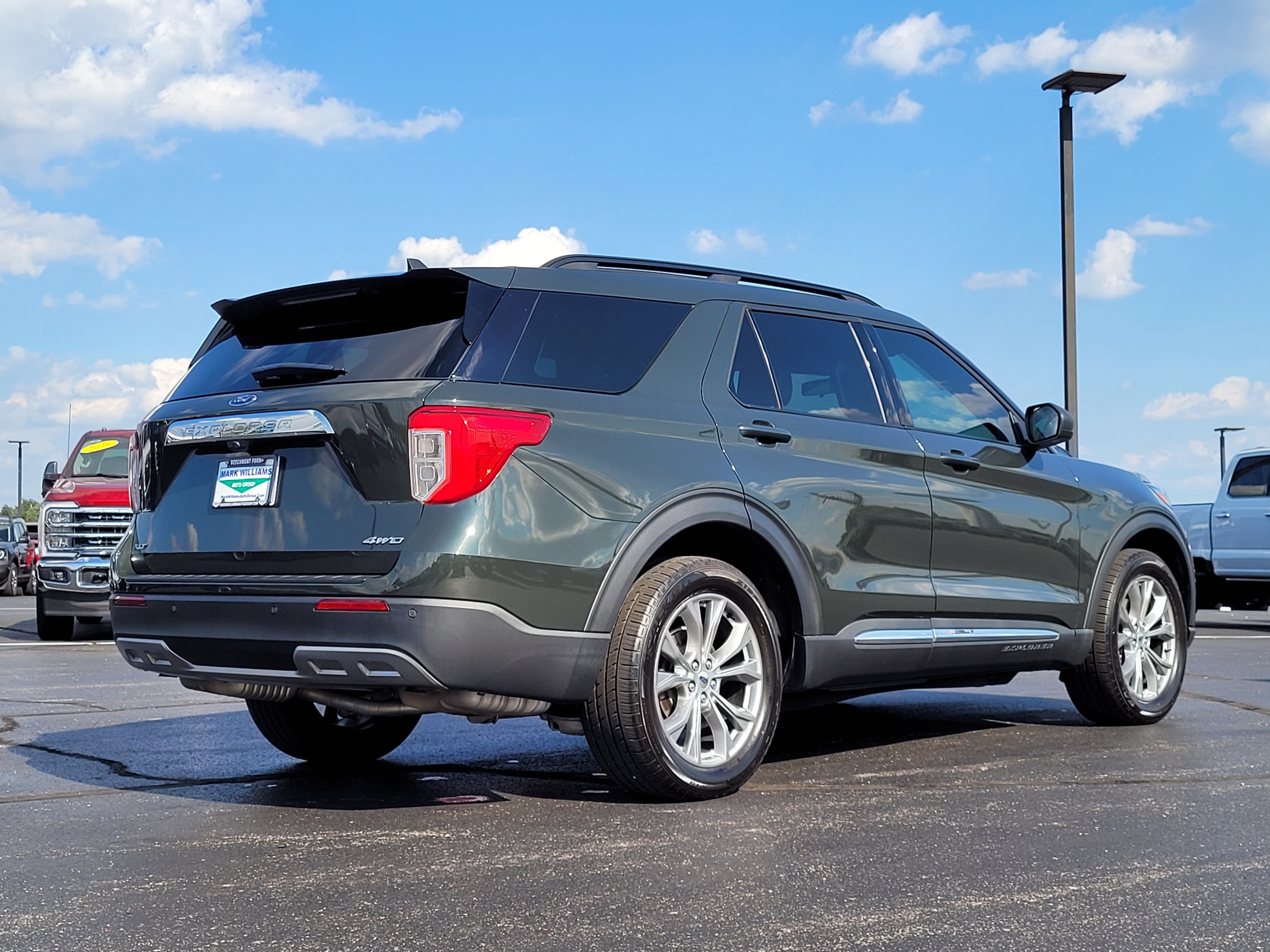 Used 2022 Ford Explorer XLT w/ Equipment Group 202A AWD/4WD image 4