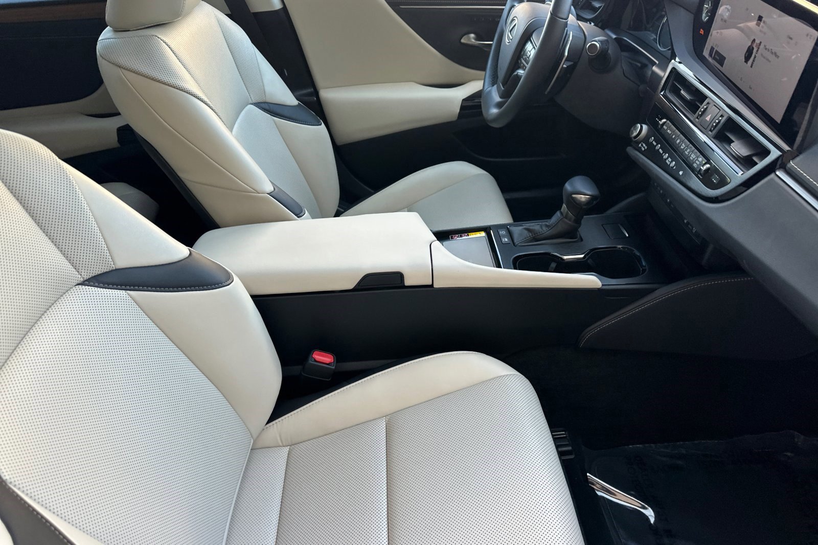 Certified 2025 Lexus ES 300h w/ Premium Package image 31