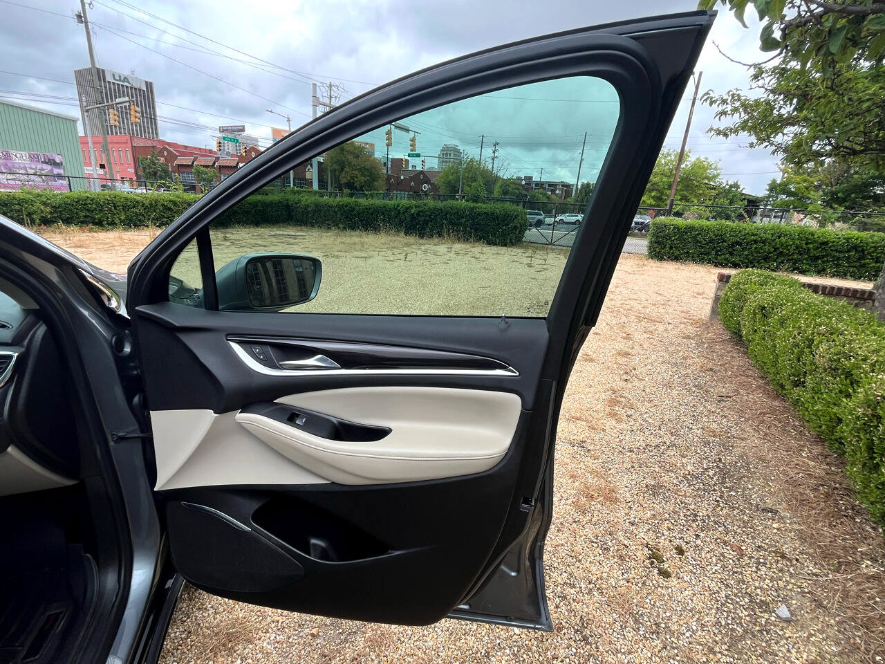 Used 2020 Buick Enclave Essence image 24