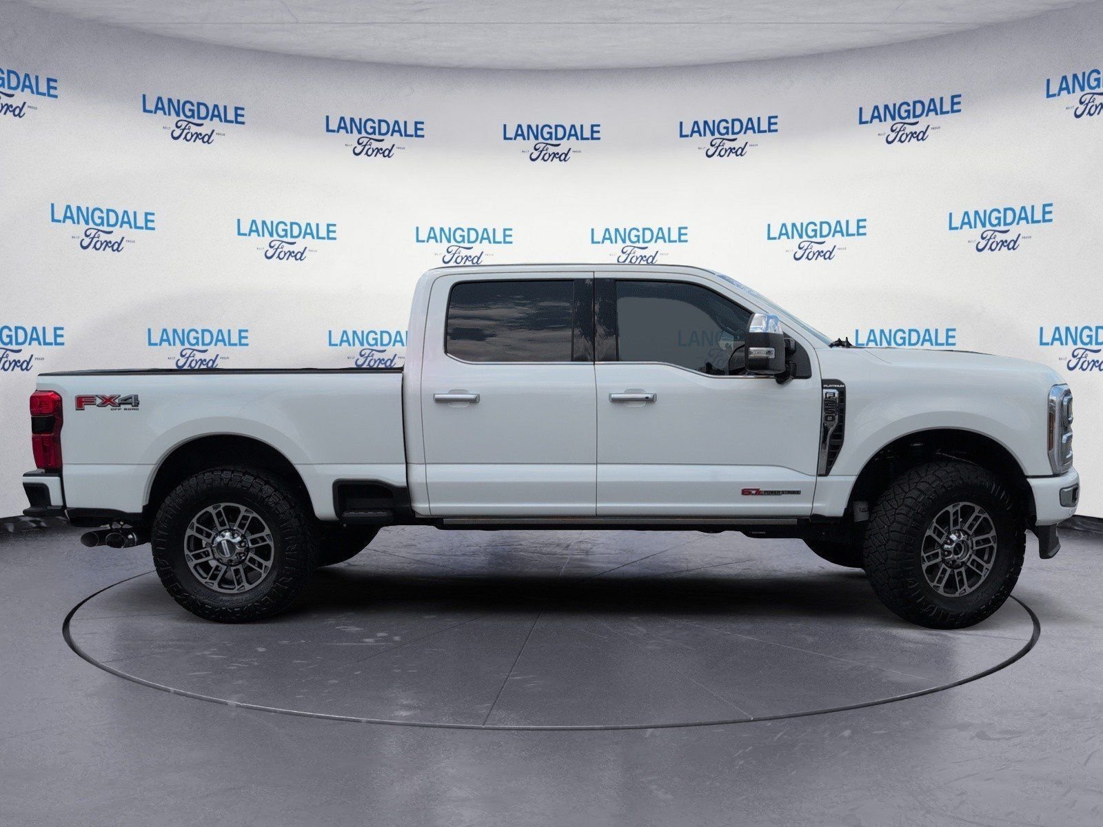 Used 2025 Ford F250 Platinum w/ Platinum Plus Package AWD/4WD image 3