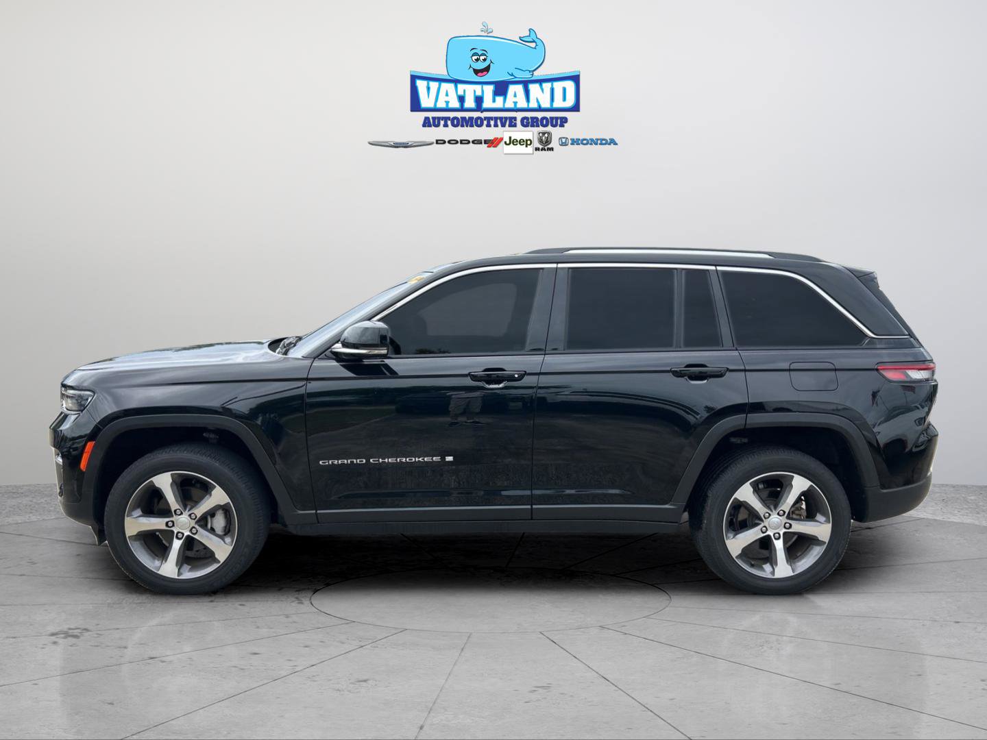 Certified 2023 Jeep Grand Cherokee Limited image 2