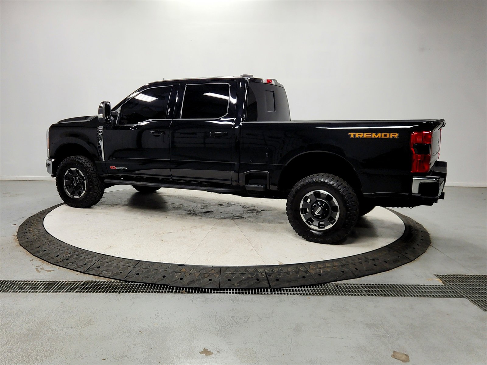 Used 2023 Ford F250 Lariat image 5