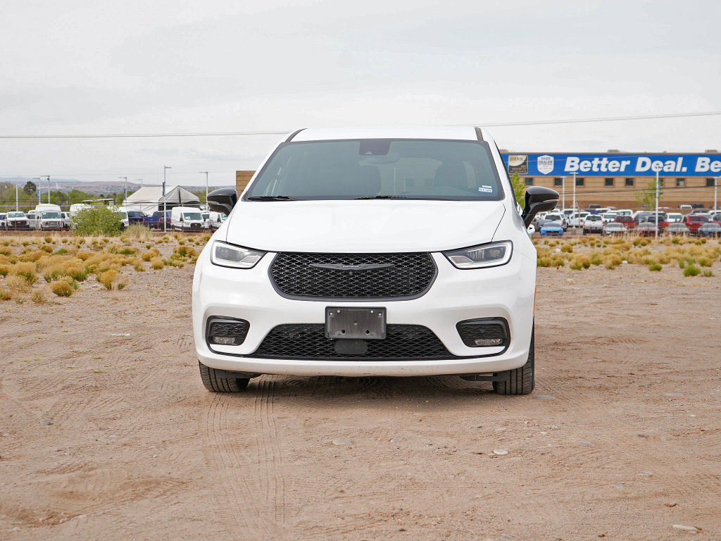 Used 2024 Chrysler Pacifica Limited image 3