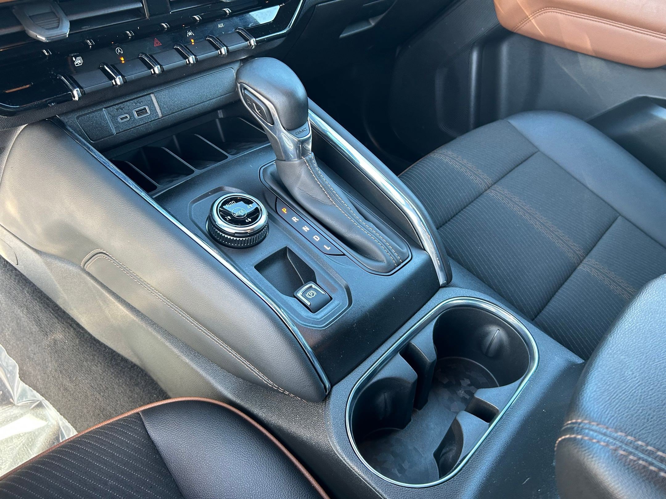 Used 2024 GMC Canyon AT4 w/ Technology Package image 18