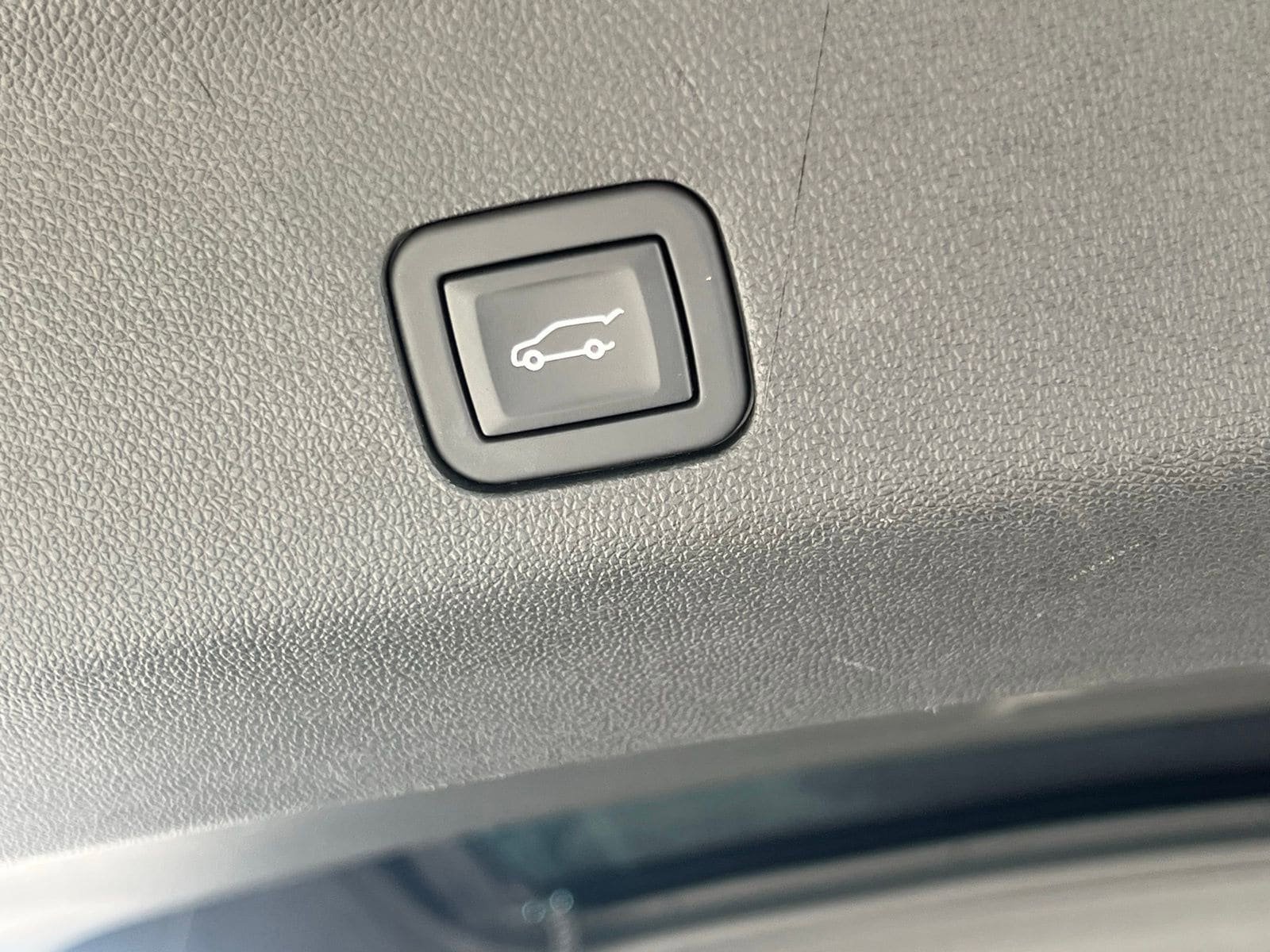 Used 2023 GMC Yukon Denali Ultimate AWD/4WD image 17