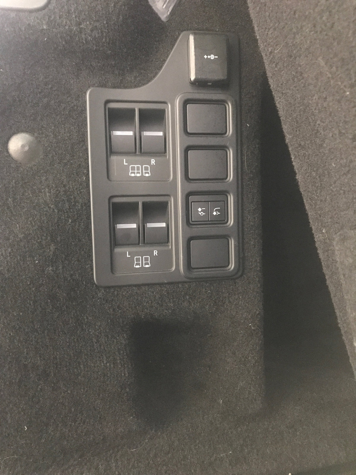 Used 2022 Land Rover Discovery S R-Dynamic image 30