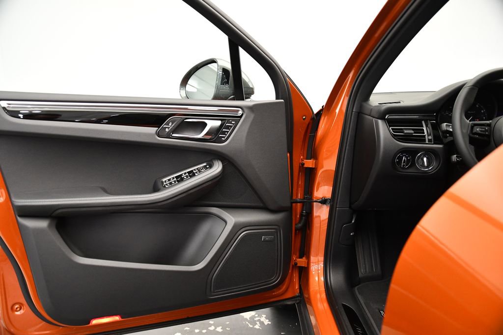 Used 2025 Porsche Macan Turbo image 34
