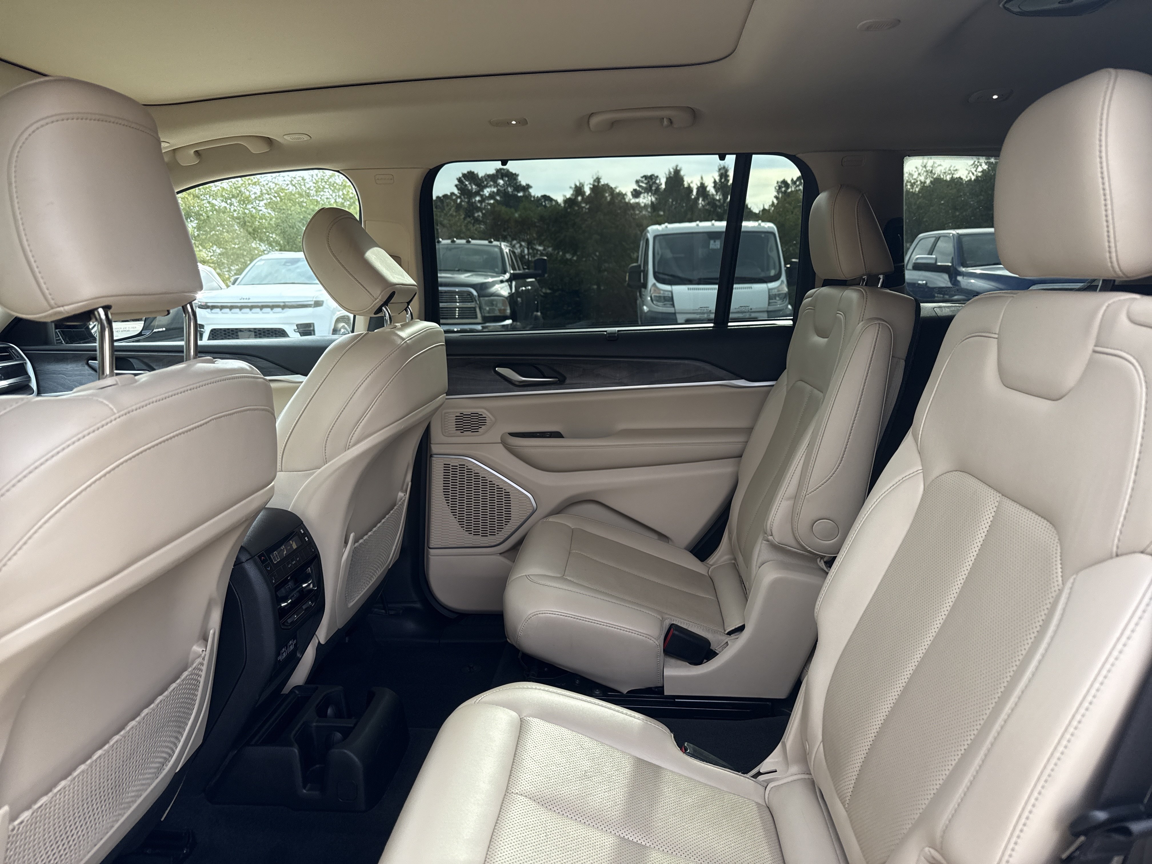 Used 2022 Jeep Grand Cherokee L Limited w/ Luxury Tech Group II AWD/4WD image 30
