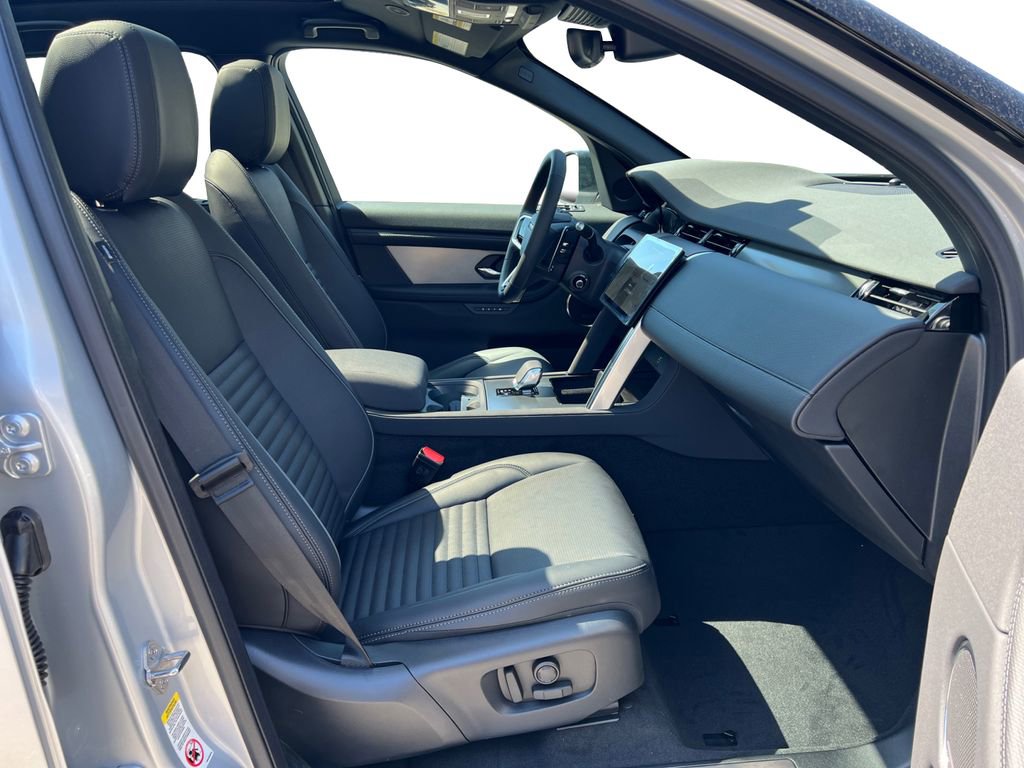 New 2025 Land Rover Discovery Sport Dynamic SE image 30