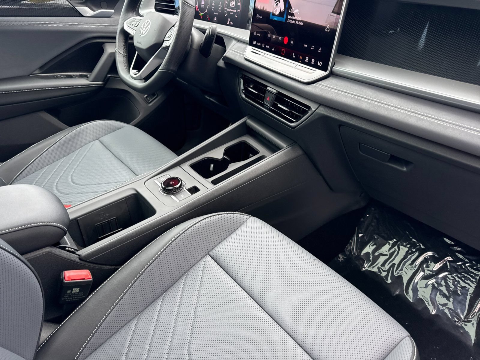 New 2026 Volkswagen Tiguan SE R-Line FWD image 16