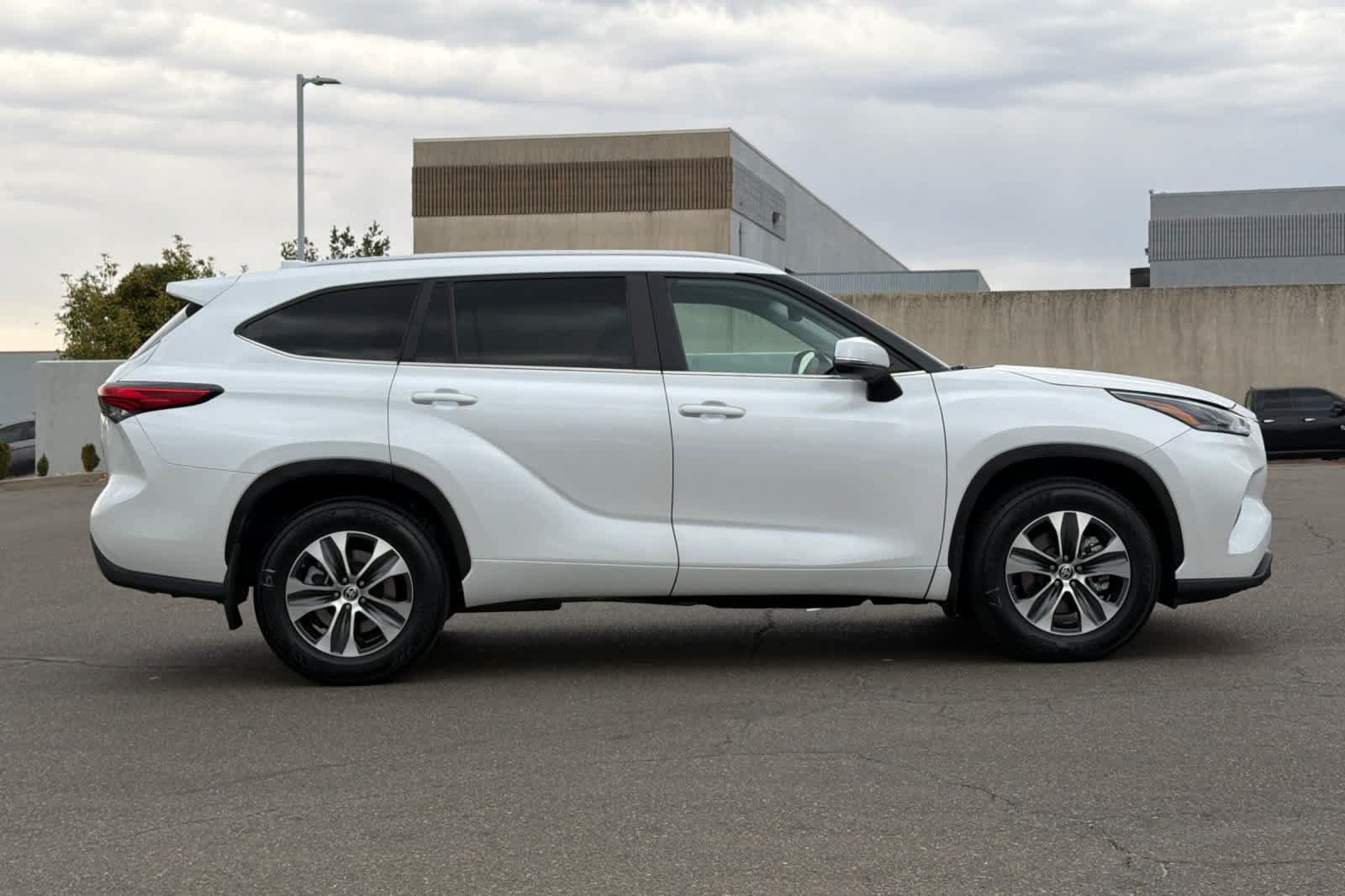 Used 2023 Toyota Highlander XLE AWD/4WD image 6