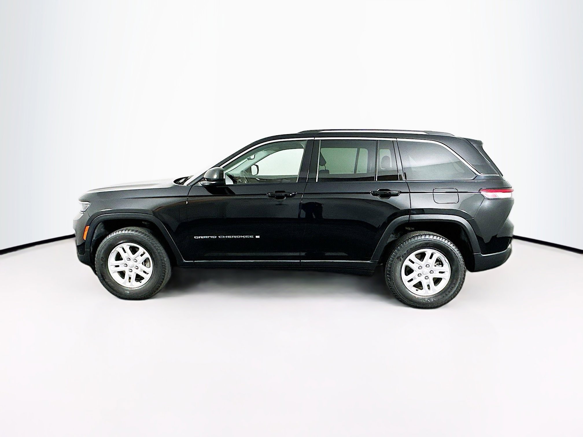Used 2023 Jeep Grand Cherokee Laredo image 4