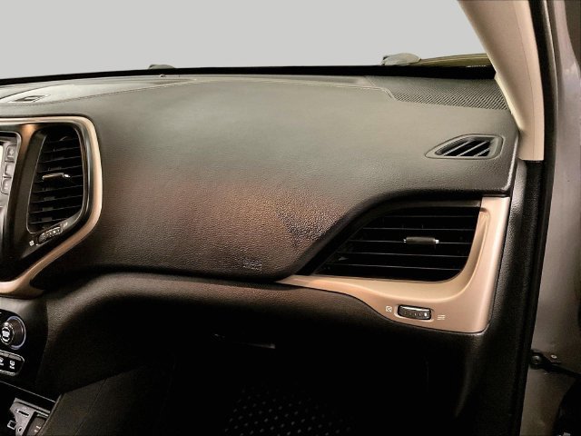 Used 2018 Jeep Cherokee Latitude w/ Cold Weather Group AWD/4WD image 16