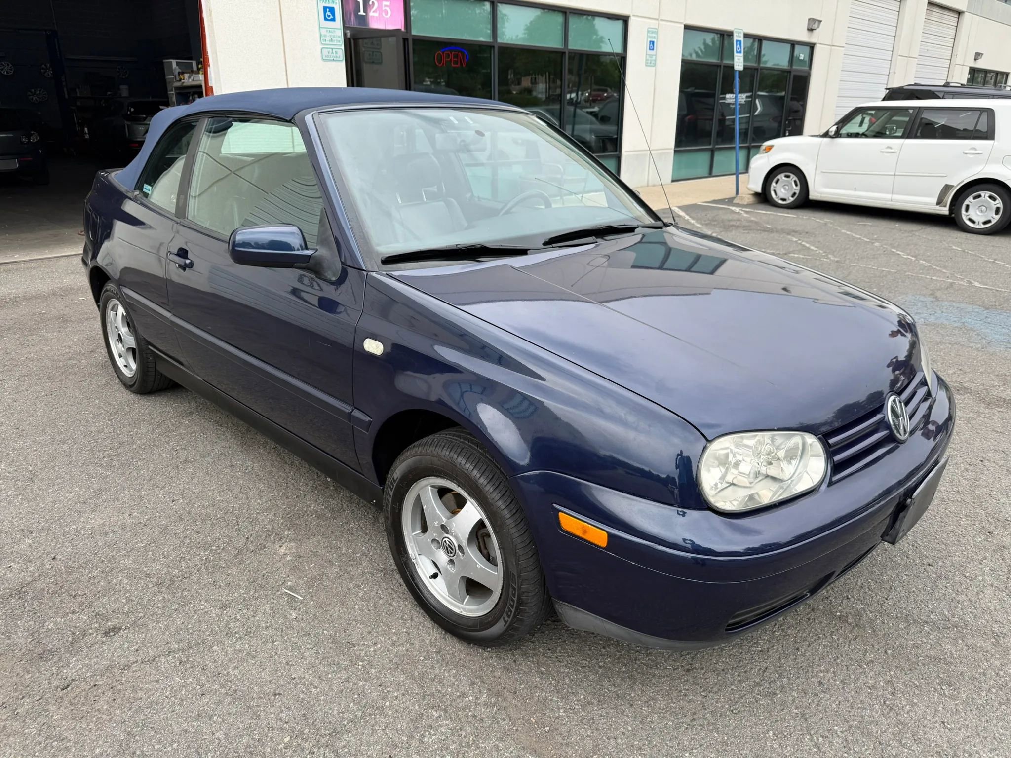 Used 2000 Volkswagen Cabrio GLS FWD image 8