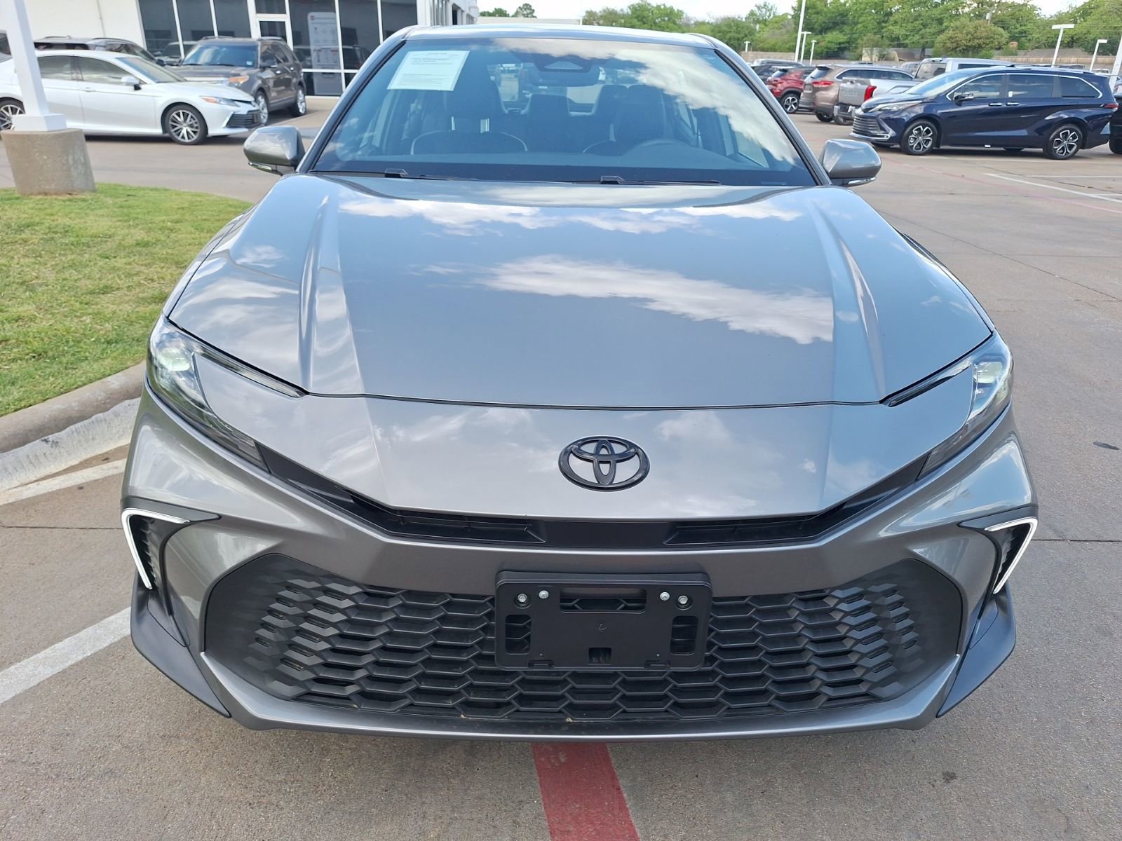 Used 2025 Toyota Camry SE w/ Convenience Package image 9