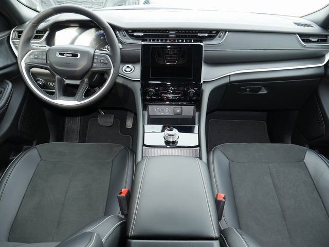 New 2025 Jeep Grand Cherokee Altitude image 5