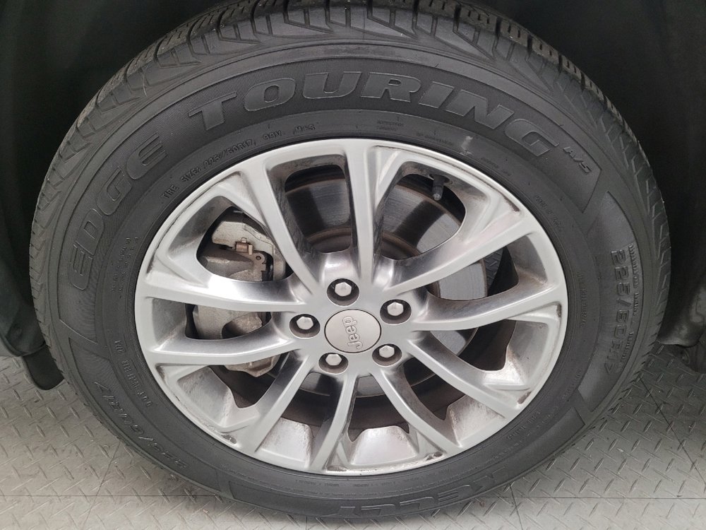 Used 2019 Jeep Cherokee Latitude Plus w/ Comfort/Convenience Group image 31