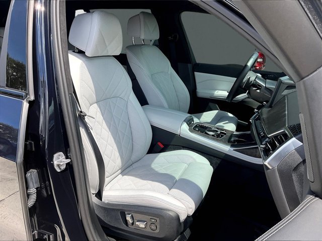 Used 2025 BMW X7 xDrive40i w/ M Sport Package AWD/4WD image 8