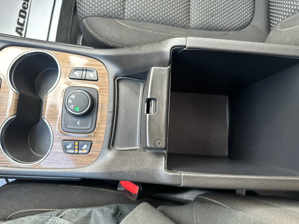 Used 2023 GMC Acadia SLE w/ Driver Convenience Package image 21