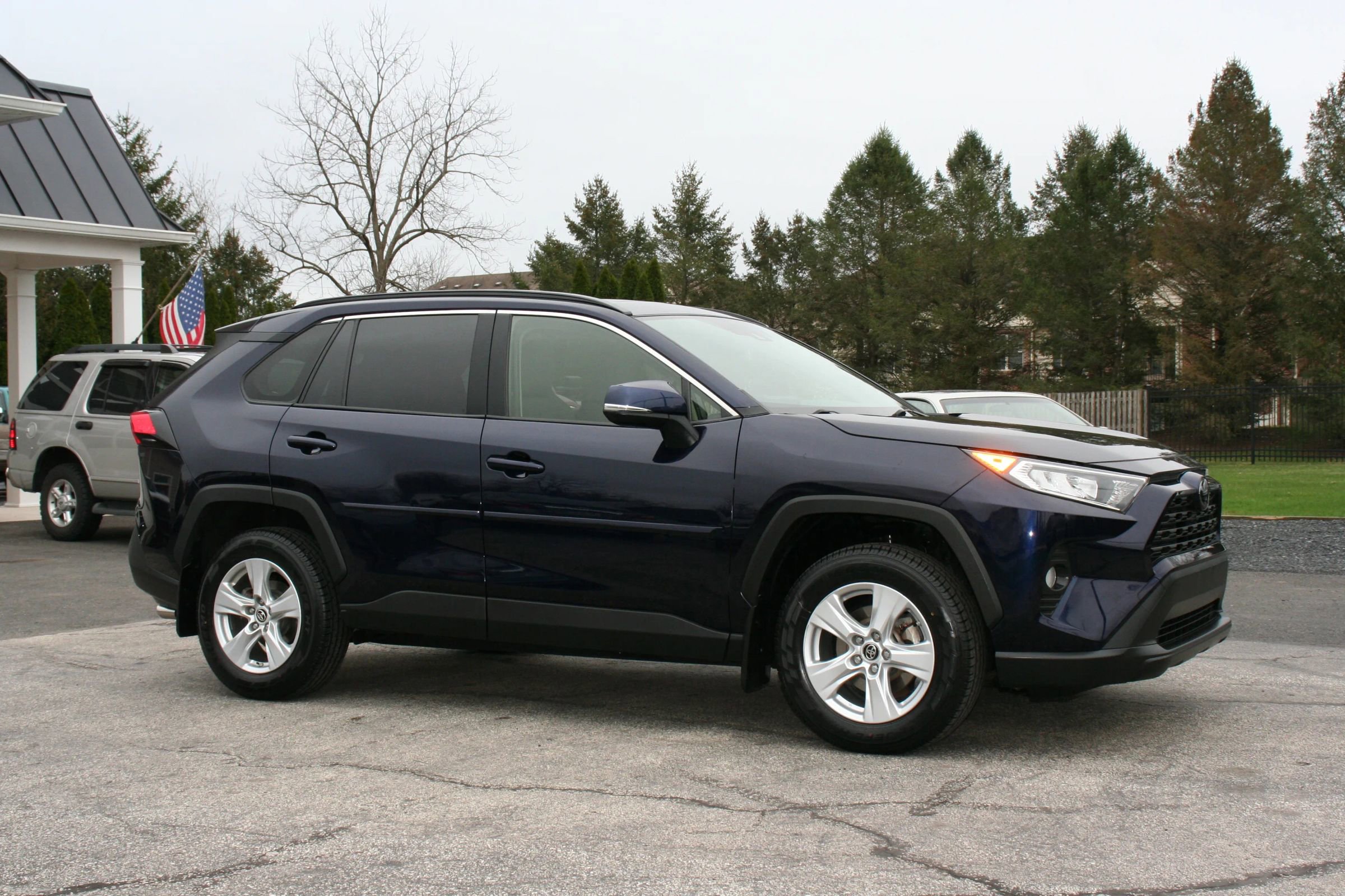 Used 2019 Toyota RAV4 XLE w/ Convenience Package image 2