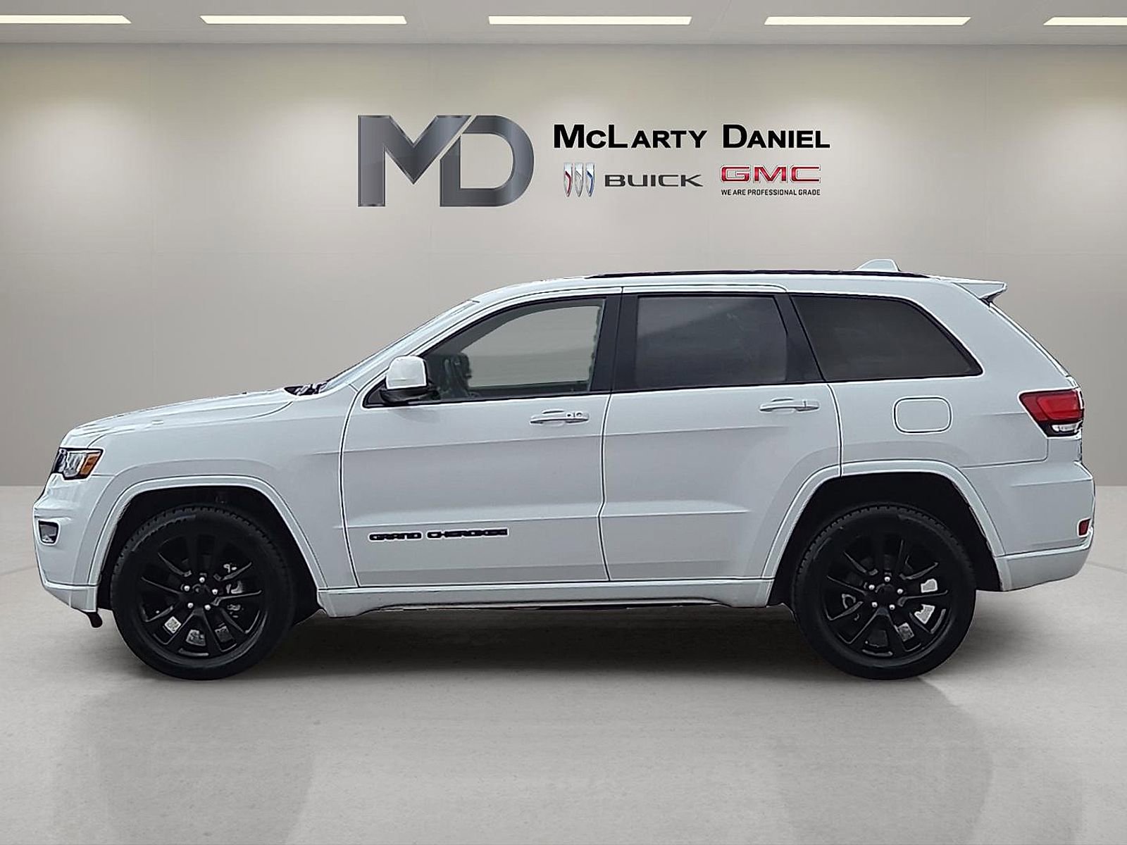 Used 2020 Jeep Grand Cherokee Altitude image 3