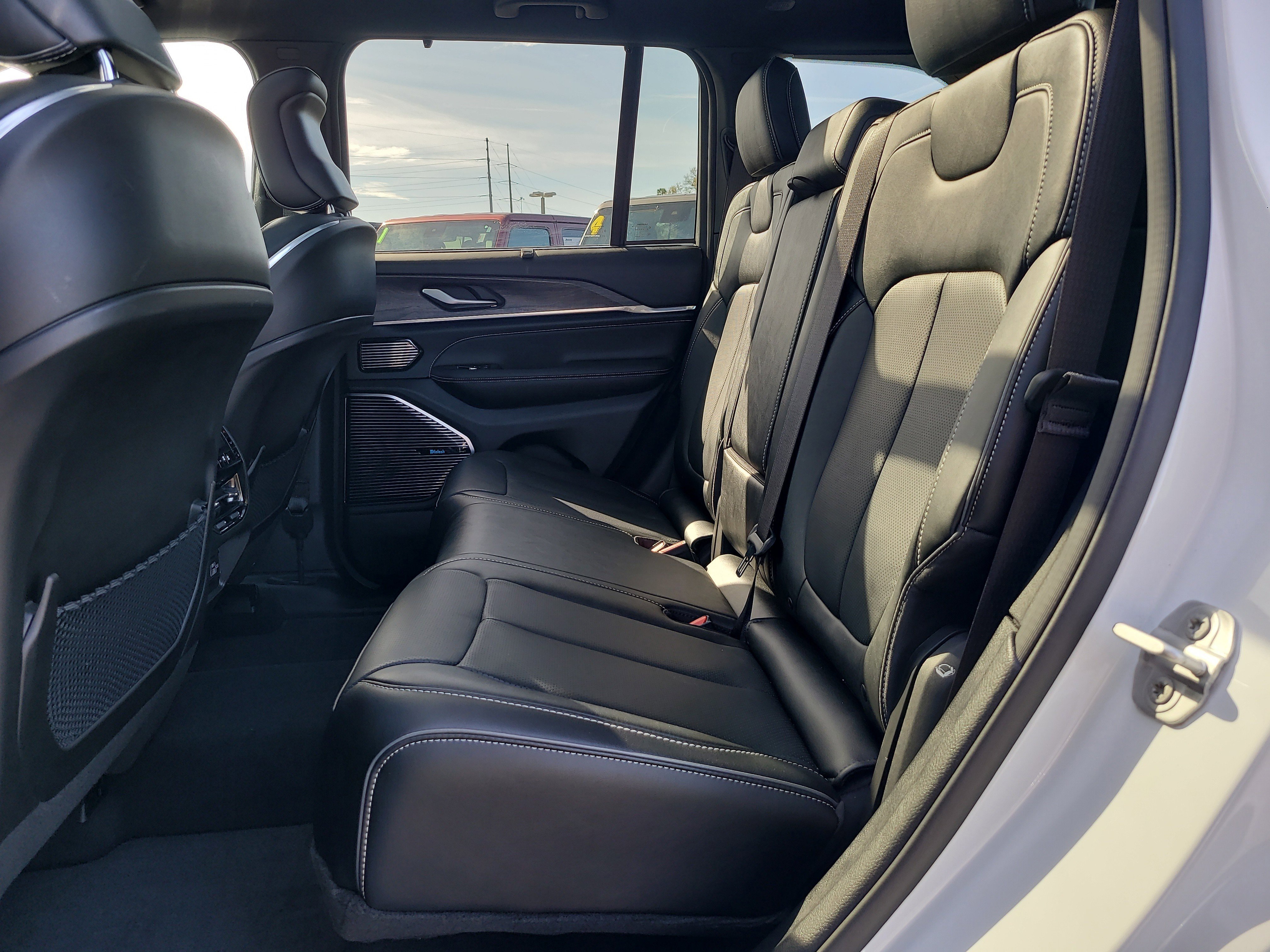 Used 2023 Jeep Grand Cherokee Overland w/ Luxury Tech Group IV image 11