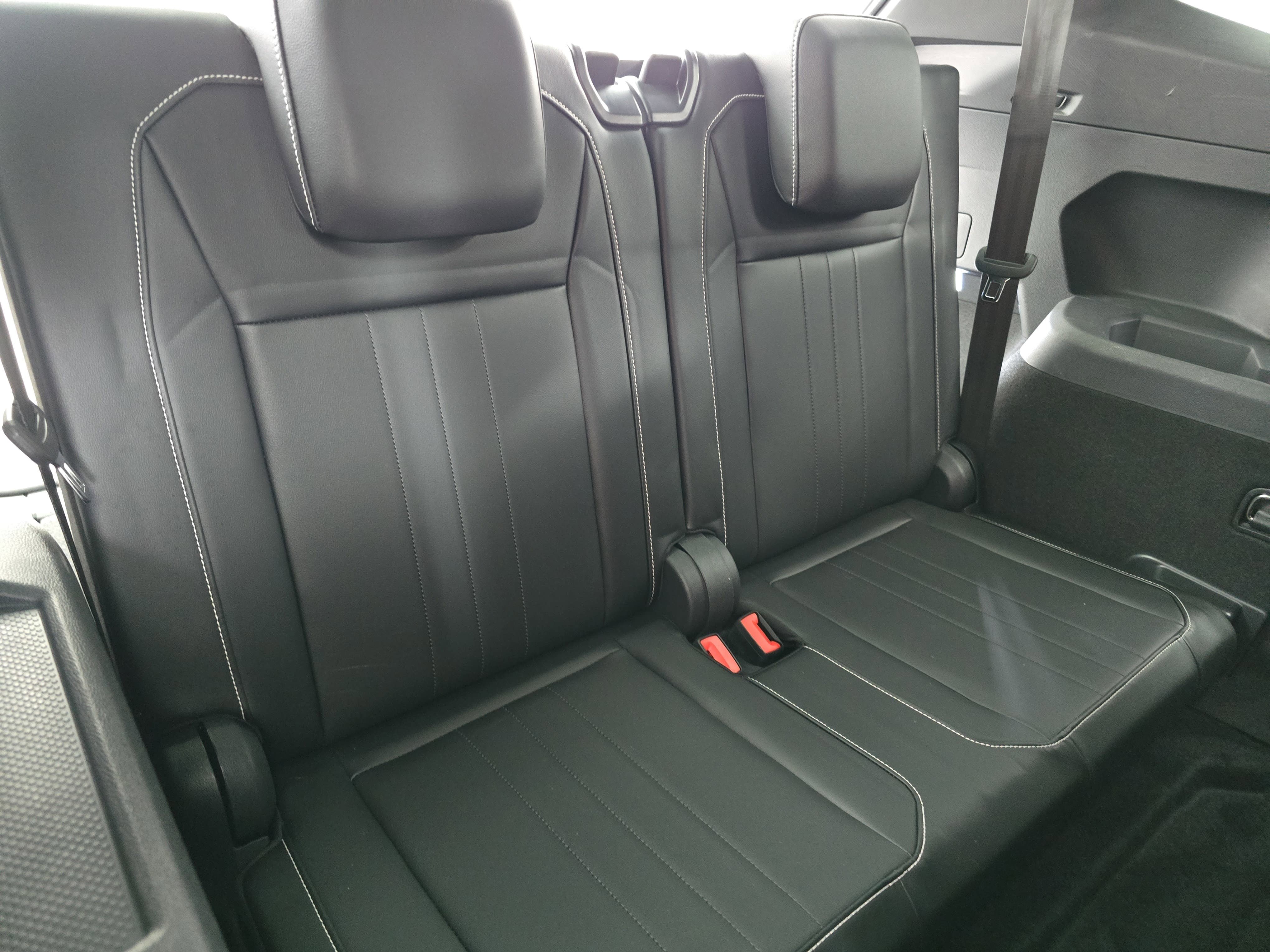 Certified 2022 Volkswagen Tiguan SE R-Line FWD image 12