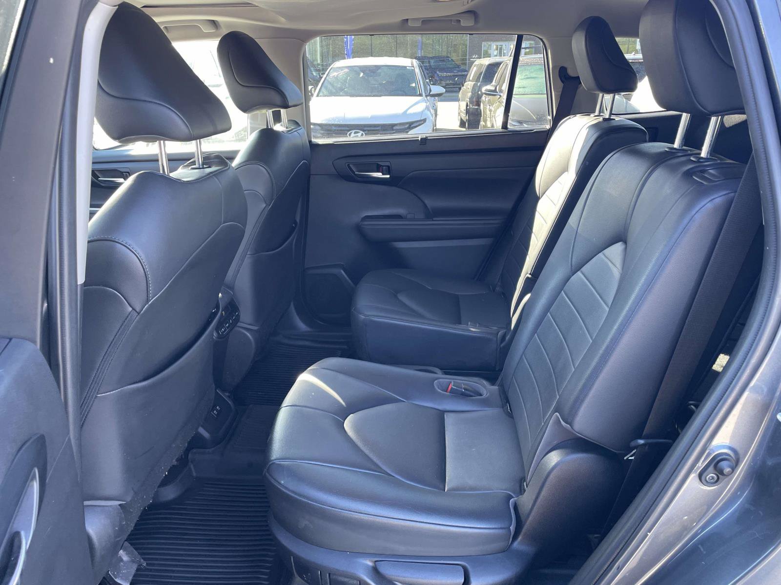 Used 2020 Toyota Highlander XLE FWD image 3