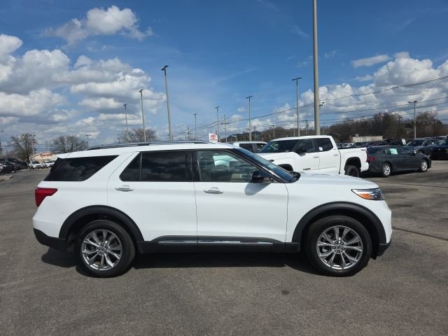 Used 2023 Ford Explorer Limited AWD/4WD image 3