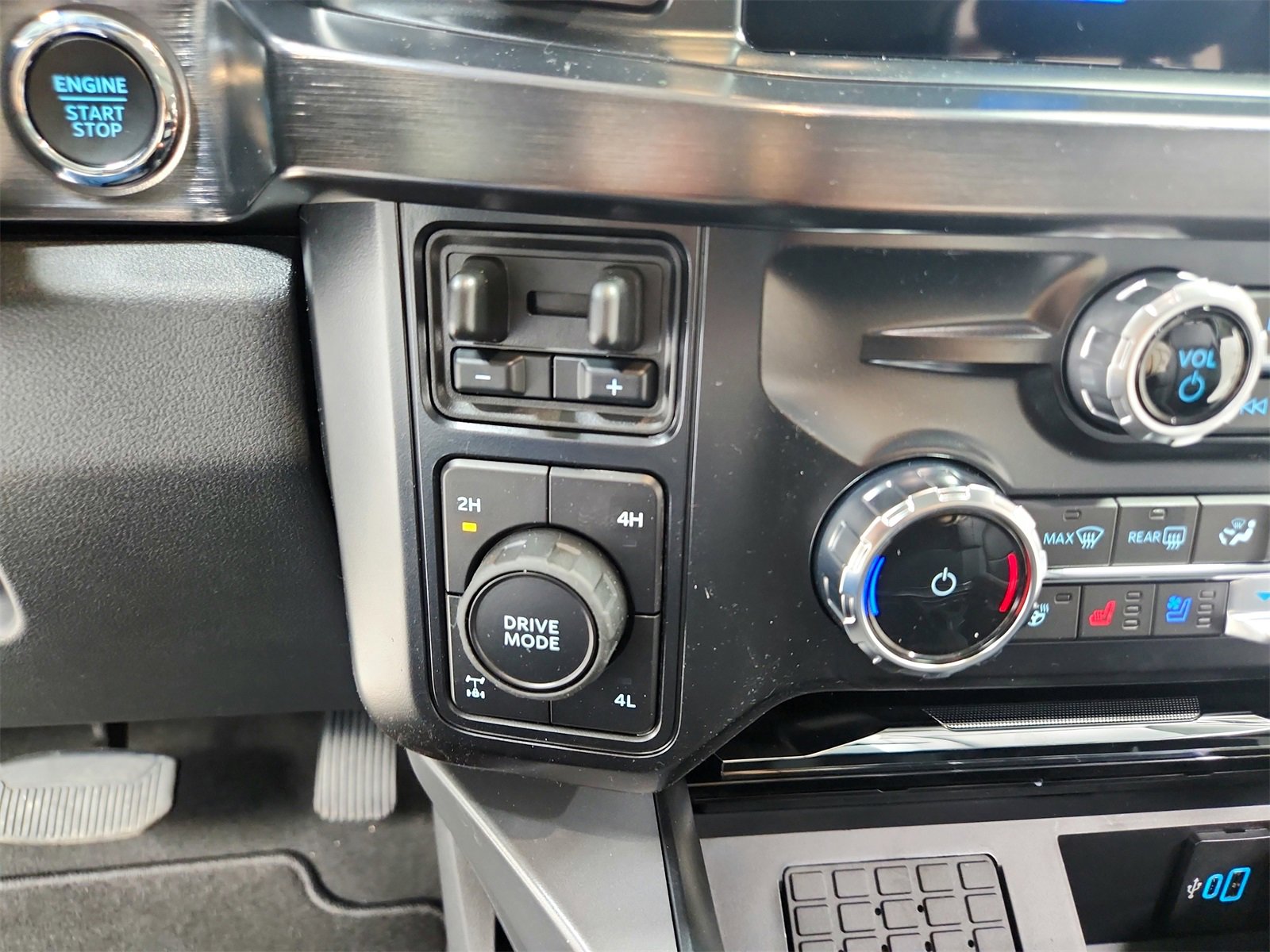 New 2026 Ford F350 Lariat w/ Black Appearance Package image 28