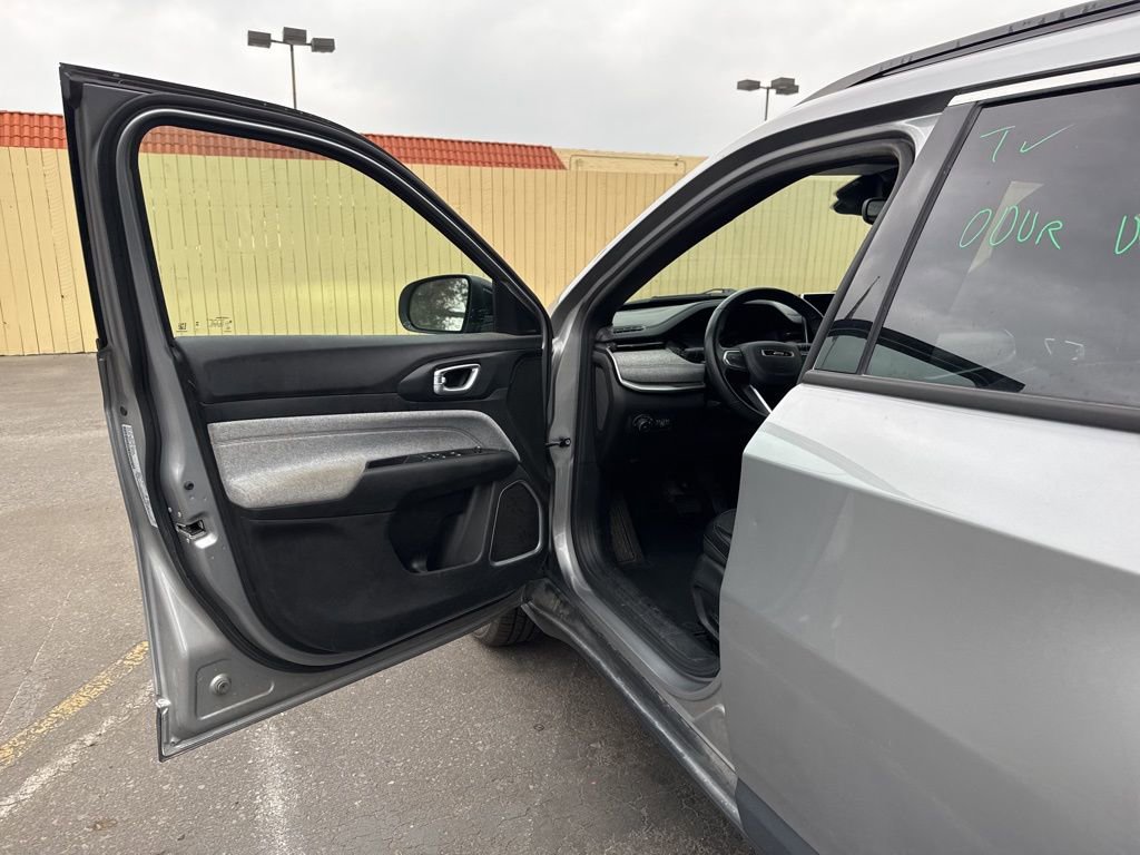 Used 2023 Jeep Compass Latitude image 7