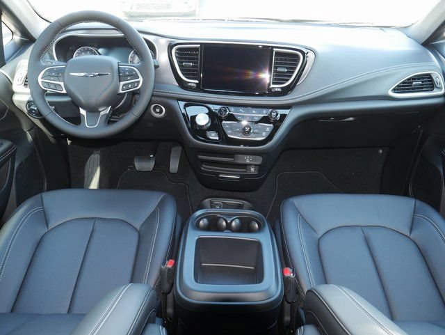New 2026 Chrysler Pacifica Select AWD/4WD image 3